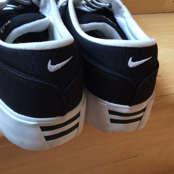 Black vintage Nike’s - Picture 4 of 6